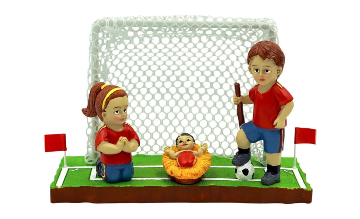 Un belén de fútbol con el niño Jesús, la Virgen María y San José con los equipajes de la selección española de fútbol