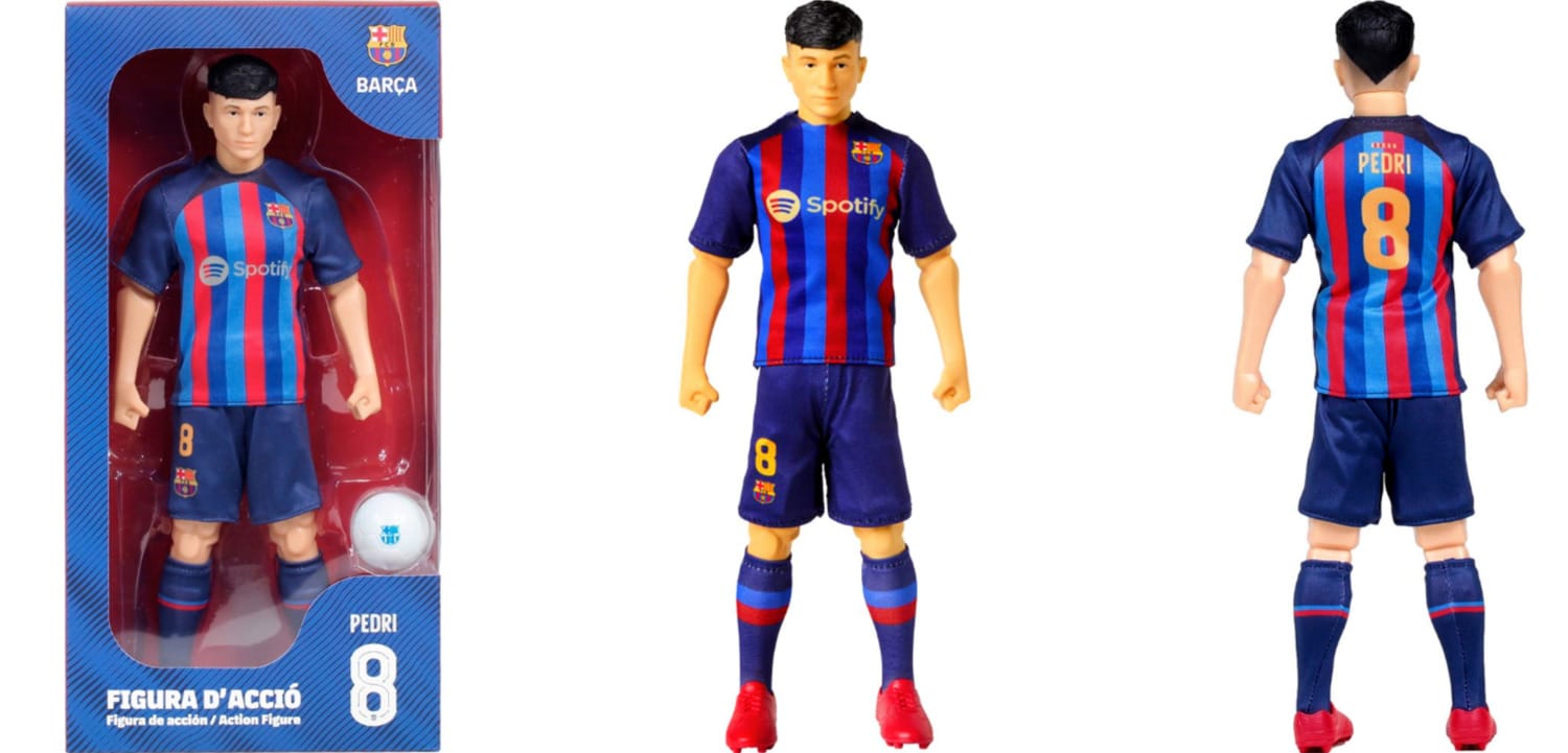 Tres vistas de la figura del futbolista del FC Barcelona Pedri de la marca Sockers