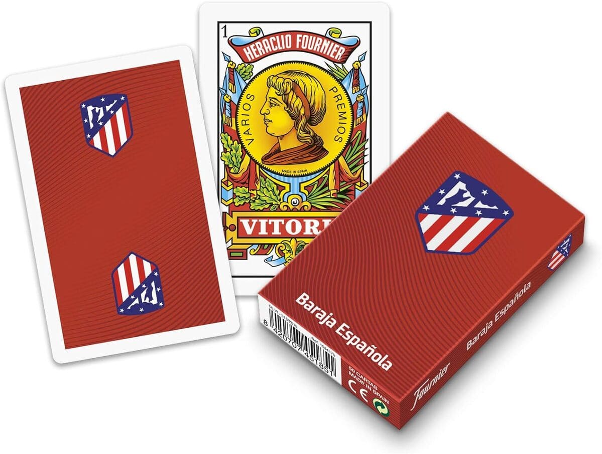 La caja y un par de naipes de una baraja española tematizada con el escudo del Atlético de Madrid