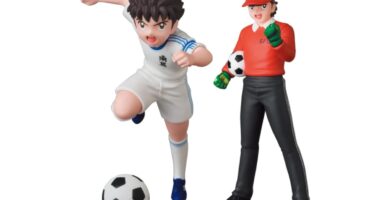 Dos muñecos de Oliver y Benji, los personajes de anime de la serie Campeones