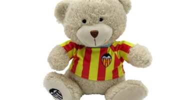 Un oso de peluche con la camiseta del Valencia CF